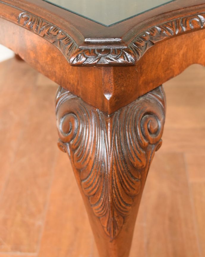 アンティークのテーブル　アンティーク家具　コーヒーテーブル　美しい彫にもうっとり…さりげなく施された彫。(q-2155-f)