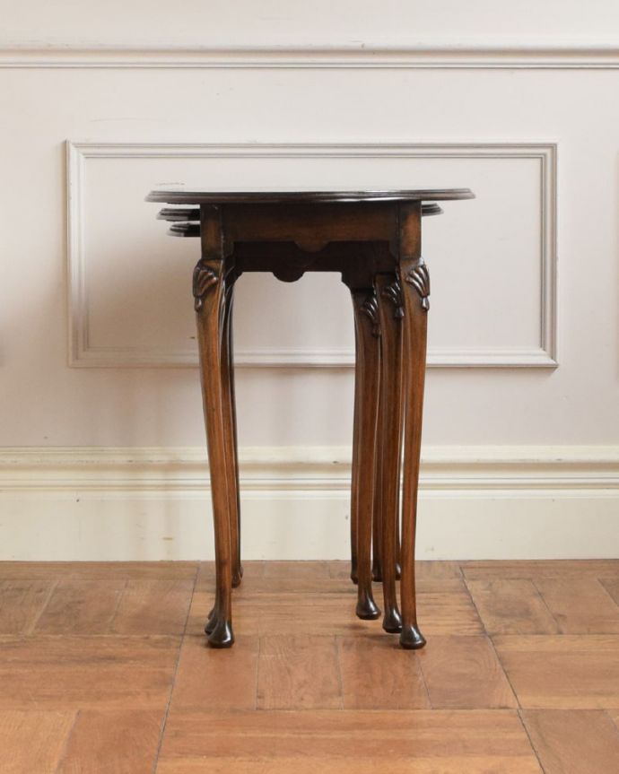 アンティークのテーブル　アンティーク家具　ネストテーブル。横から見てみると･･･お揃いの脚が3つがキレイに重なって、とっても美しい横顔。(q-2156-f)