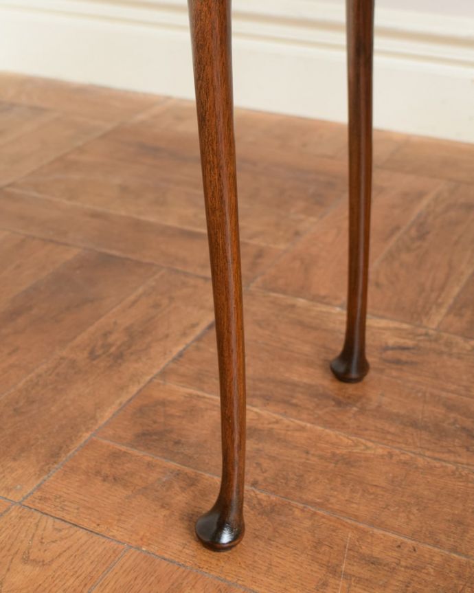 アンティークのテーブル　アンティーク家具　ネストテーブル。持ち上げなくても移動できます！Handleのアンティークは、脚の裏にフェルトキーパーをお付けしていますので、床を滑らせてれば移動が簡単です。(q-2156-f)