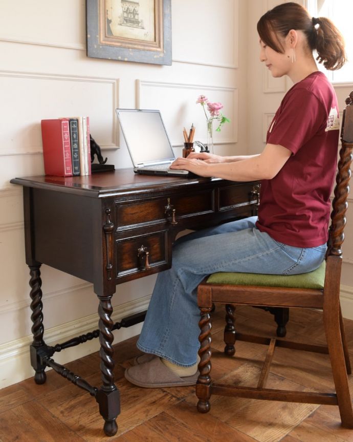 アンティークのデスク・書斎机　アンティーク家具　ライティングテーブル（デスク）　仕事している時間も、もっとカッコよくここに座るだけで、なんだかちょっとカッコよくなった気分。(q-2157-f)