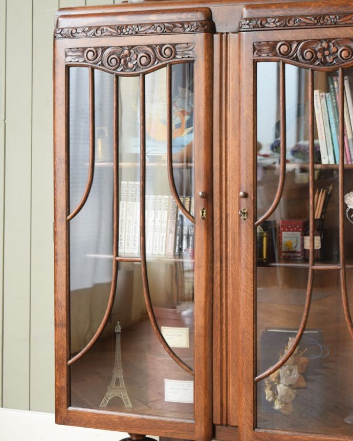 アンティークのキャビネット　アンティーク家具　ブックケース　扉に描かれた模様の美しさガラスの扉に描かれた美しい木の模様。(q-2162-f)