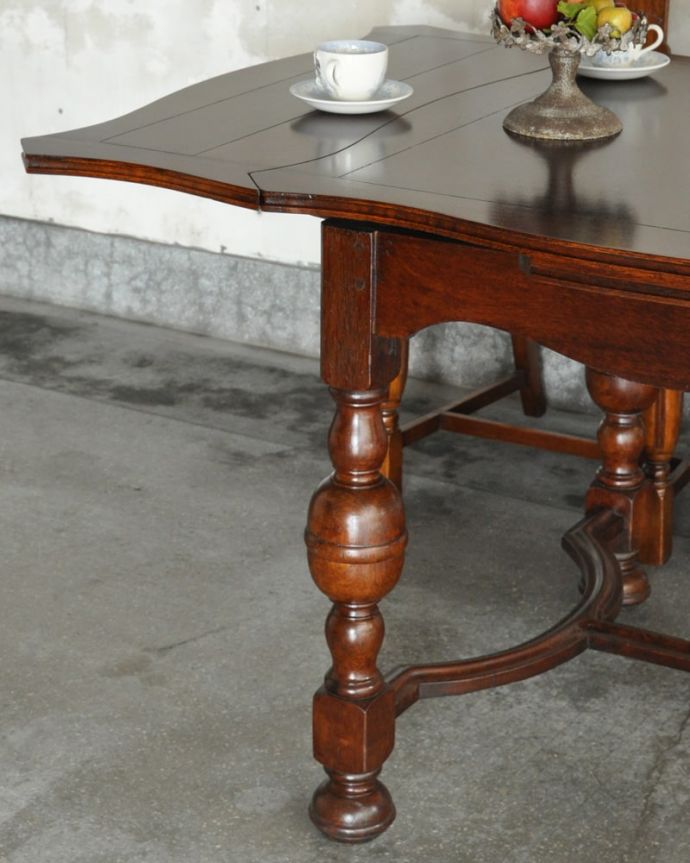 アンティークのテーブル　アンティーク家具　ドローリーフテーブル　やっぱり目が行く重厚なデザインの脚重厚な雰囲気のバルボスレッグと呼ばれる美しい脚が一番の特長。(q-2163-f)