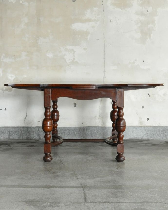 アンティークのテーブル　アンティーク家具　ドローリーフテーブル　両方開くと大きなサイズ！家族が増えた時やみんなが集まった時、両方のリーフを開けば大きなサイズに。(q-2163-f)