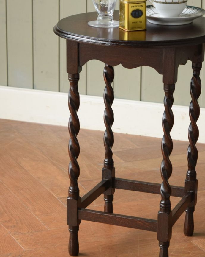 アンティークのテーブル　アンティーク家具　オケージョナルテーブル　間違いなし！英国アンティーク定番のデザインクルックルッとしなやかに巻かれた女性らしいデザインが印象的なツイスト脚。(q-2165-f)