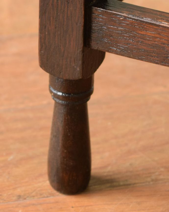 アンティークのテーブル　アンティーク家具　オケージョナルテーブル　持ち上げなくても大丈夫！Handleのアンティークは、脚の裏にフェルトキーパーをお付けしています。(q-2165-f)