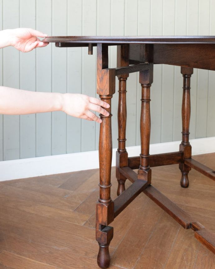 アンティークのテーブル　アンティーク家具　ゲートレッグテーブル　脚を引き出すだけであっという間ゲートのような形をした脚のテーブル。(q-2173-f)