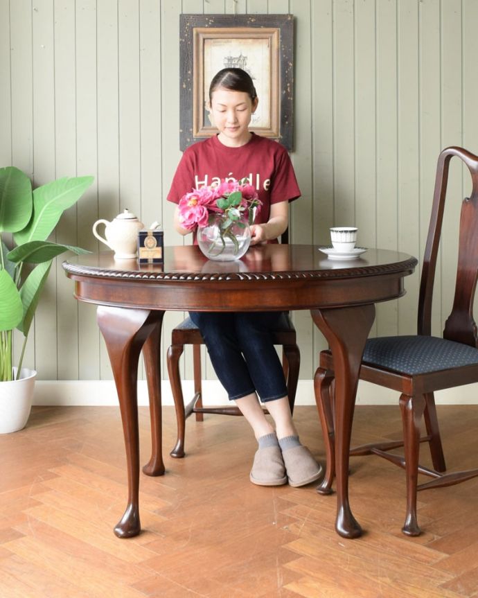 アンティークのテーブル　アンティーク家具　ティーテーブル　優雅なフォルムのテーブルとってもめずらしい丸形のダイニングテーブル。(q-2179-f)