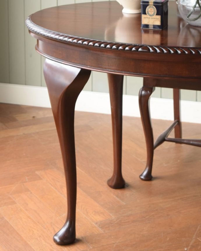 アンティークのテーブル　アンティーク家具　ティーテーブル　英国アンティークらしい佇まいアンティークらしい落ち着いた美しさのデザイン。(q-2179-f)