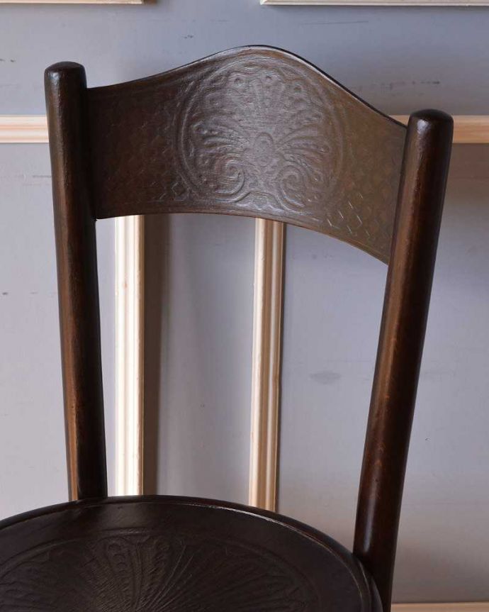 ベントウッドチェア　アンティーク チェア　背もたれの模様が美しいベントウッドチェア、英国で見つけたアンティーク椅子。美しいだけじゃなくて強い！背もたれは木を切り出しているのではなく、1本の木材を蒸気で蒸して曲げているので、繊維が断ち切られず粘りがあって丈夫なんです。(q-218-c)