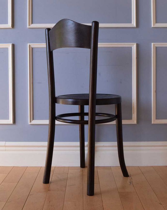 ベントウッドチェア　アンティーク チェア　背もたれの模様が美しいベントウッドチェア、英国で見つけたアンティーク椅子。後ろ姿にも自信アリ！並べた時に後ろから見ることも多い椅子。(q-218-c)