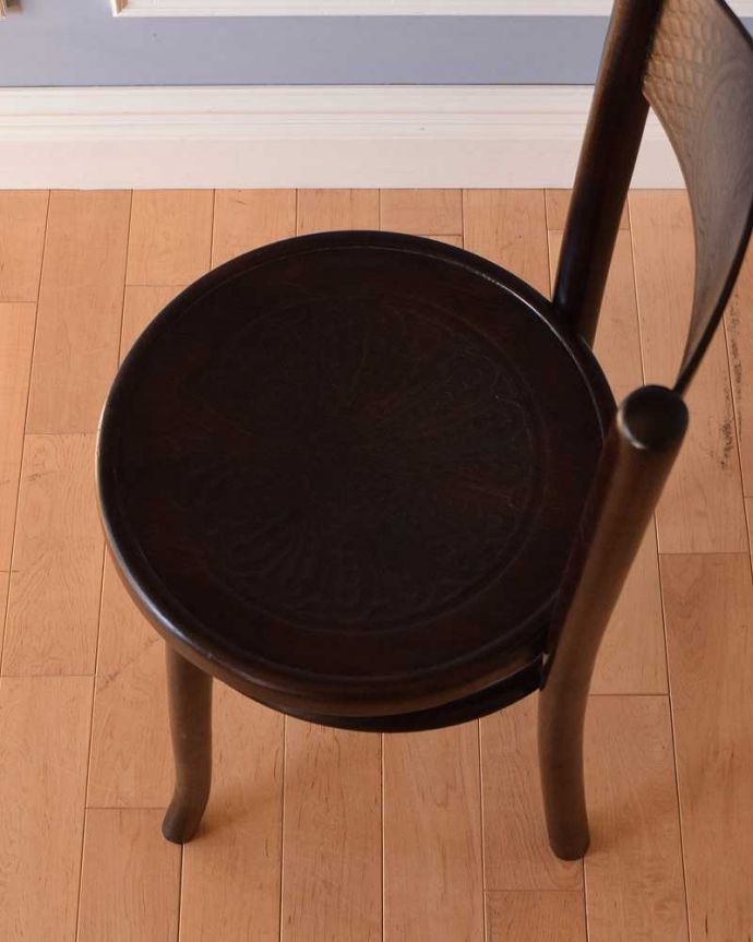 ベントウッドチェア　アンティーク チェア　背もたれの模様が美しいベントウッドチェア、英国で見つけたアンティーク椅子。座面も見どころ背もたれだけじゃなく座面にも注目！ベントウッドの座面には、美しい彫が。(q-218-c)