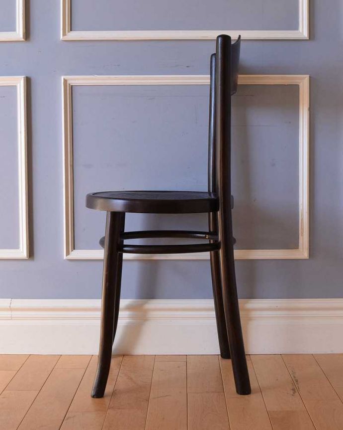 ベントウッドチェア　アンティーク チェア　背もたれの模様が美しいベントウッドチェア、英国で見つけたアンティーク椅子。横顔もほっこりデザイン横から見ても、なんだかほっこりぬくもりあるデザイン。(q-218-c)