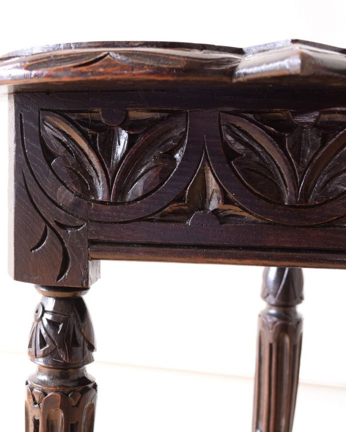 アンティークのテーブル　アンティーク家具　サイドテーブル　いろんな場所にこだわり彫のデザインもいろいろです。(q-2180-f)