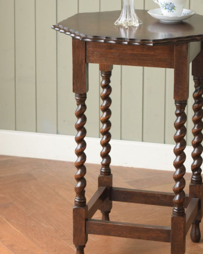 英国のアンティークのテーブル、ツイスト脚がキレイなオケージョナル 