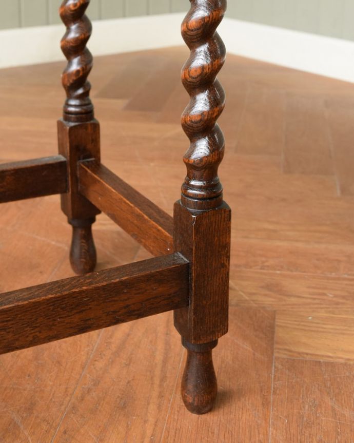 英国のアンティークのテーブル、ツイスト脚がキレイなオケージョナル 