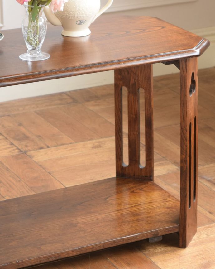 アンティークのテーブル　アンティーク家具　コーヒーテーブル　英国らしく凝った彫りの入った脚脚だけを見ても、アンティークらしさが感じられる凝った彫。(q-2188-f)