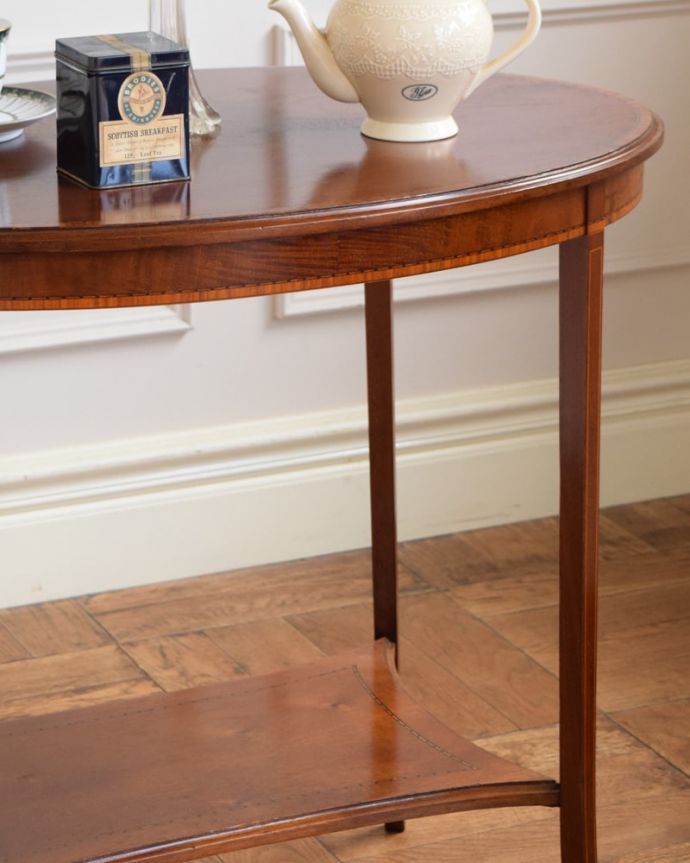 アンティークのテーブル　アンティーク家具　ティーテーブル　上品で優雅なアンティーク凛とした雰囲気が漂うアンティークらしい立ち姿のテーブル。(q-2205-f)