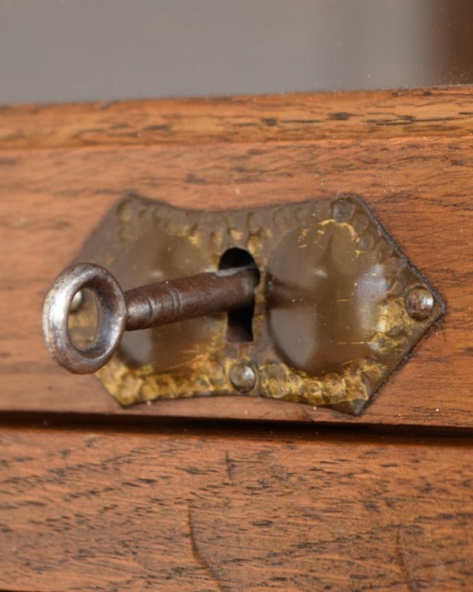 アンティークのキャビネット　アンティーク家具　ビューローブックケース　ビューローの取っ手は鍵ですおとぎ話に出てくるような可愛いアンティークの鍵が付いています。(q-2208-f)