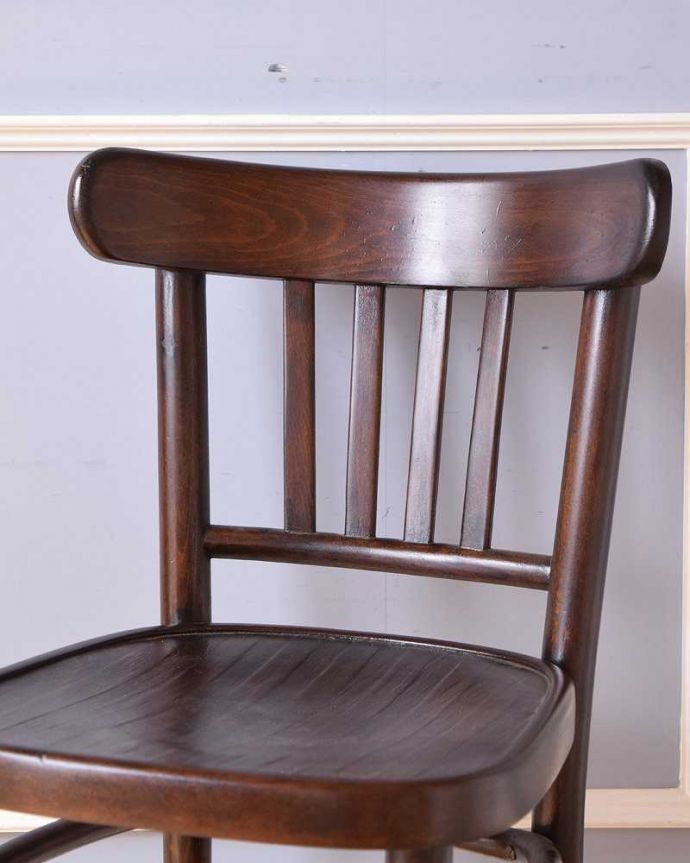ベントウッドチェア　アンティーク チェア　英国輸入のアンティークの椅子、美しい曲げ木のベントウッドアームチェア。美しいだけじゃなくて強い！背もたれは木を切り出しているのではなく、1本の木材を蒸気で蒸して曲げているので、繊維が断ち切られず粘りがあって丈夫なんです。(q-221-c)