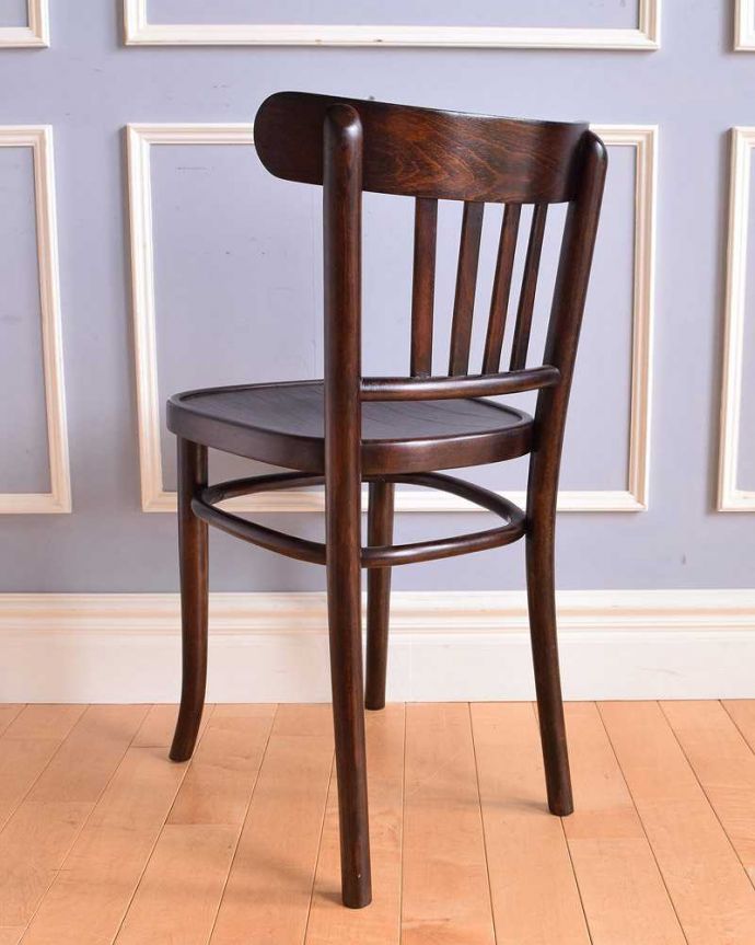 ベントウッドチェア　アンティーク チェア　英国輸入のアンティークの椅子、美しい曲げ木のベントウッドアームチェア。後ろ姿にも自信があります！アンティークは新品ではないので経年変化によるキズはありますが、しっかり修復して組み直したので安心して座って頂けます。(q-221-c)