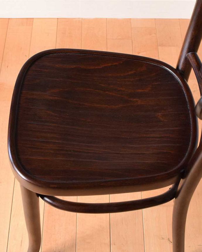 ベントウッドチェア　アンティーク チェア　英国輸入のアンティークの椅子、美しい曲げ木のベントウッドアームチェア。座面にも個性があります背もたれだけじゃなく座面にも注目！コロンした丸みのある座面がベントウッドの特長です。(q-221-c)