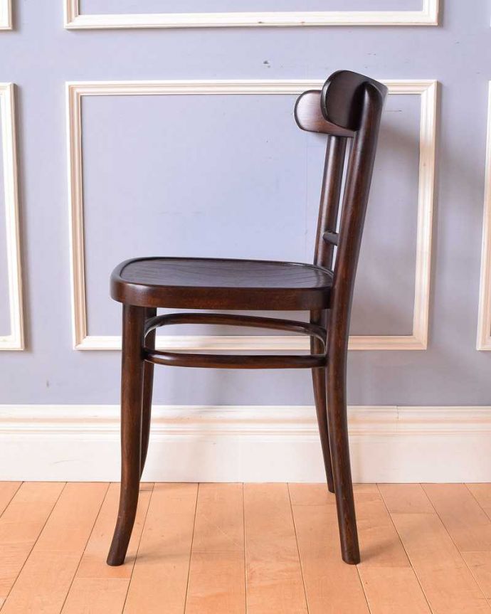 ベントウッドチェア　アンティーク チェア　英国輸入のアンティークの椅子、美しい曲げ木のベントウッドアームチェア。横顔も英国らしいカッコよさ英国のパブの雰囲気たっぷりのベントウッドチェアは、横から見てもカッコイイんです。(q-221-c)