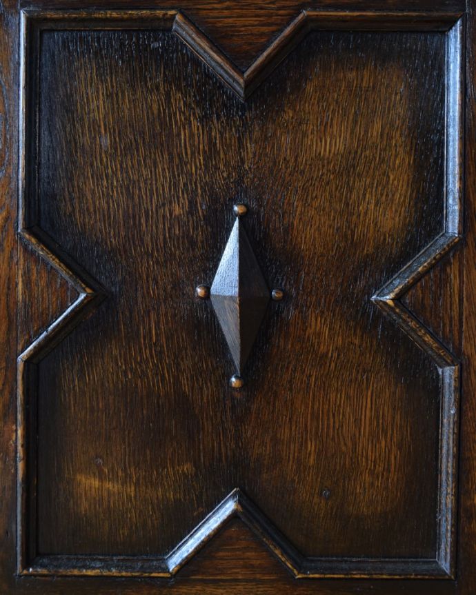 アンティークのキャビネット　アンティーク家具　ブックシェルフ　英国らしい装飾下扉には、英国家具らしいかっこいい装飾があります。(q-2211-f)