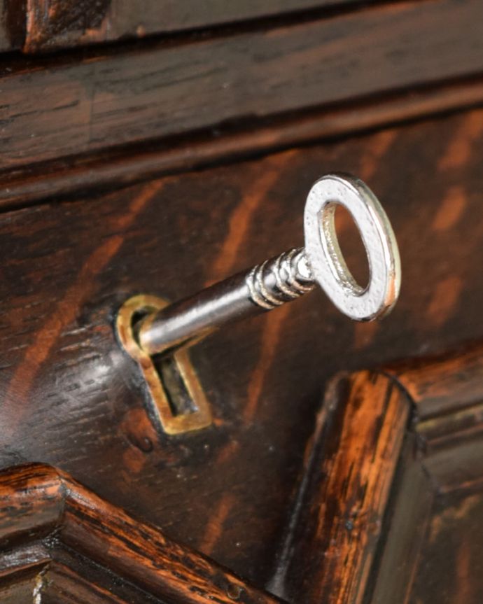 ビューロー　アンティーク家具　ビューローブックケース　鍵を使って開けて下さいおとぎ話から出てきたような可愛いアンティークの鍵で開け閉め出来ます。(q-2215-f)