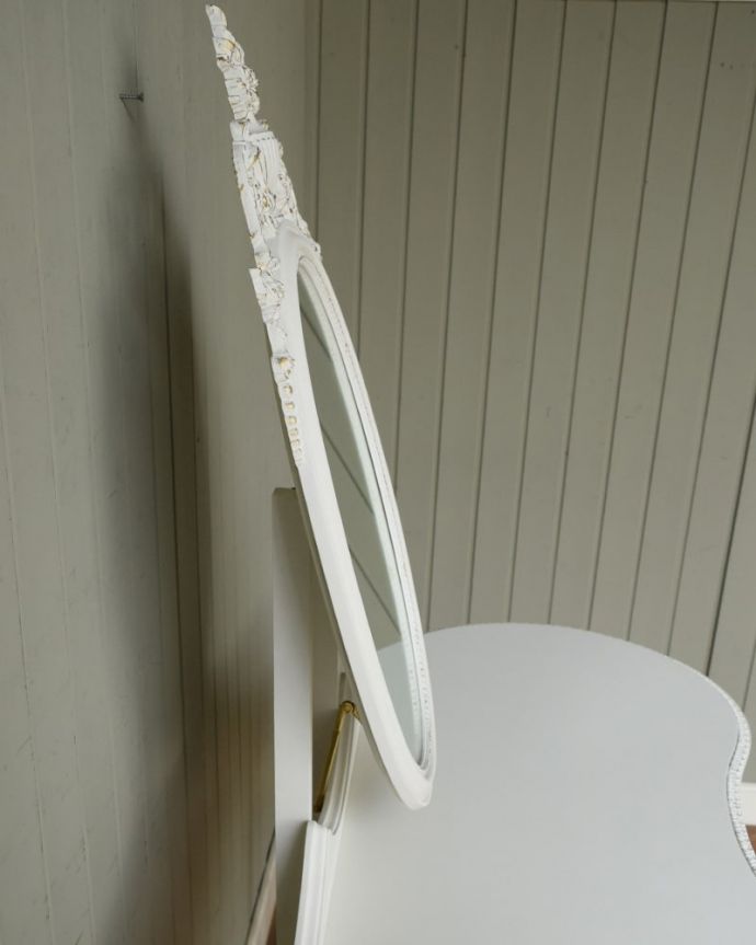アンティークのドレッサー　アンティーク家具　(ホワイトペイント)ドレッシングテーブル　美しく映し出してくれる鏡大きな鏡はお部屋を広く見せる効果も。(q-2218-f)