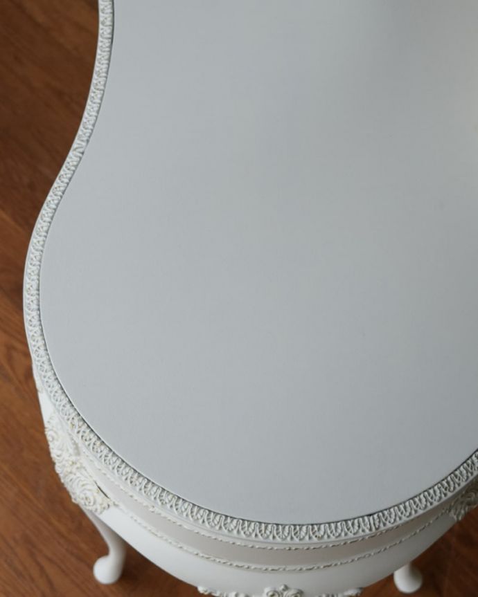 アンティークのドレッサー　アンティーク家具　(ホワイトペイント)ドレッシングテーブル　近くで見ると…近づいてみると、ピッカピカでキレイに仕上げた天板の塗装。(q-2218-f)