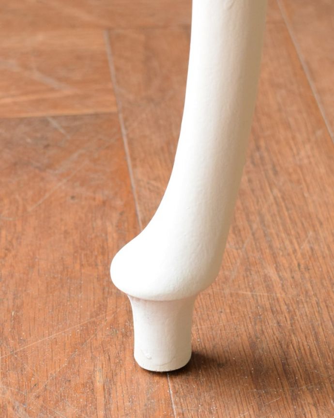 アンティークのドレッサー　アンティーク家具　(ホワイトペイント)ドレッシングテーブル　女性1人でラクラク運べちゃう仕掛けHandleのアンティークは、脚の裏にフェルトキーパーをお付けしています。(q-2218-f)