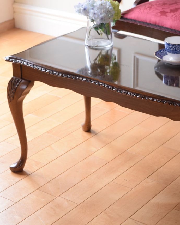 アンティークのテーブル　アンティーク家具　コーヒーテーブル　英国らしく凝った彫りの入った脚脚だけを見ても、アンティークらしさが感じられる凝った彫。(q-2219-f)