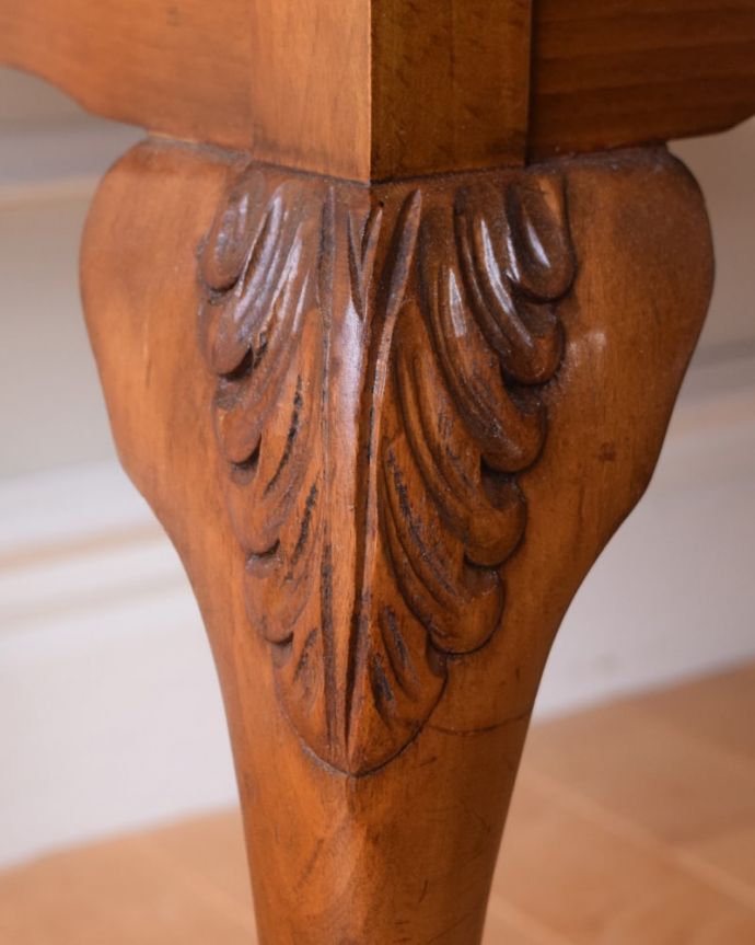 アンティークのテーブル　アンティーク家具　コーヒーテーブル　うっとりする美しさアンティークだから手に入る美しい彫。(q-2219-f)