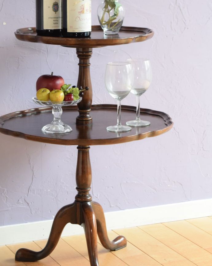 アンティークのテーブル　アンティーク家具　ダムウェイターテーブル　上品で優雅なアンティーク凛とした雰囲気が漂うアンティークらしい立ち姿のテーブル。(q-2227-f)