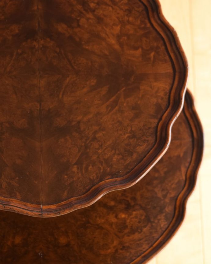 アンティークのテーブル　アンティーク家具　ダムウェイターテーブル　天板を近づいてみると…アンティークだから手に入れることが出来る天板に使われている銘木の美しさにうっとりです。(q-2227-f)