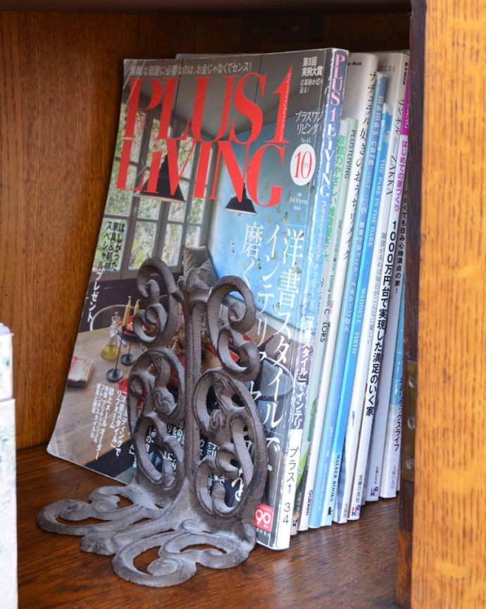 アンティークのキャビネット　アンティーク家具　ホールローブ　扉の中は収納たっぷりA4サイズの雑誌までしっかり収納出来ちゃう大きさ。(q-2229-f)