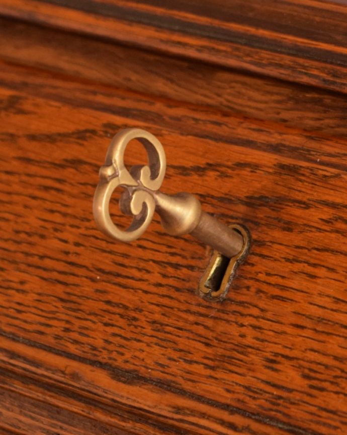 ビューロー　アンティーク家具　ライティングビューロー　鍵を使って開けて下さいおとぎ話から出てきたような可愛いアンティークの鍵で開け閉め出来ます。(q-2231-f)