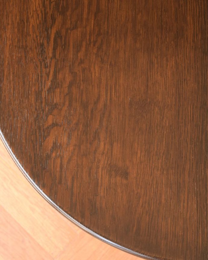 アンティークのテーブル　アンティーク家具　オケージョナルテーブル＜コンソールテーブル（英国/引き出し付き)商品UP用　天板を近づいてみると…アンティークだから手に入れることが出来る天板に使われている銘木の美しさにうっとりです。(q-2233-f)