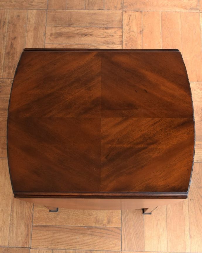 アンティークのワゴン・トローリー　アンティーク家具　トロリー　広げればテーブル代わりになっちゃう広い天板まるでワゴンの上にドロップリーフテーブルが付いているようなデザイン。(q-2236-f)