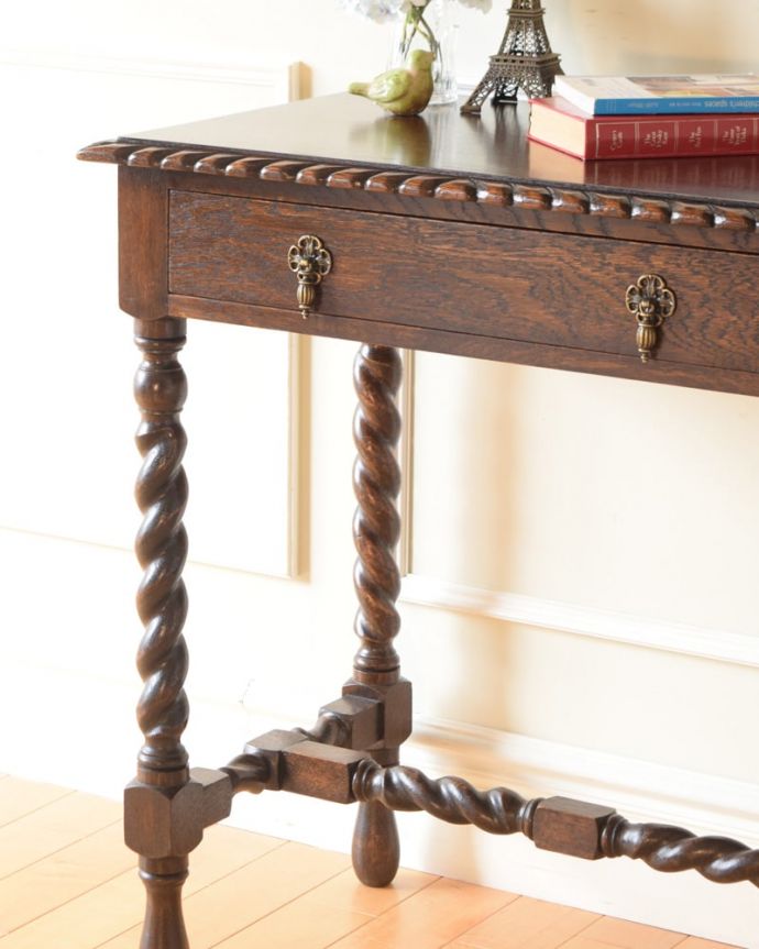 アンティークのテーブル　アンティーク家具　ホールテーブル　間違いなし！英国アンティーク定番のデザインクルックルッとしなやかに巻かれた女性らしいデザインが印象的なツイスト脚。(q-2237-f)