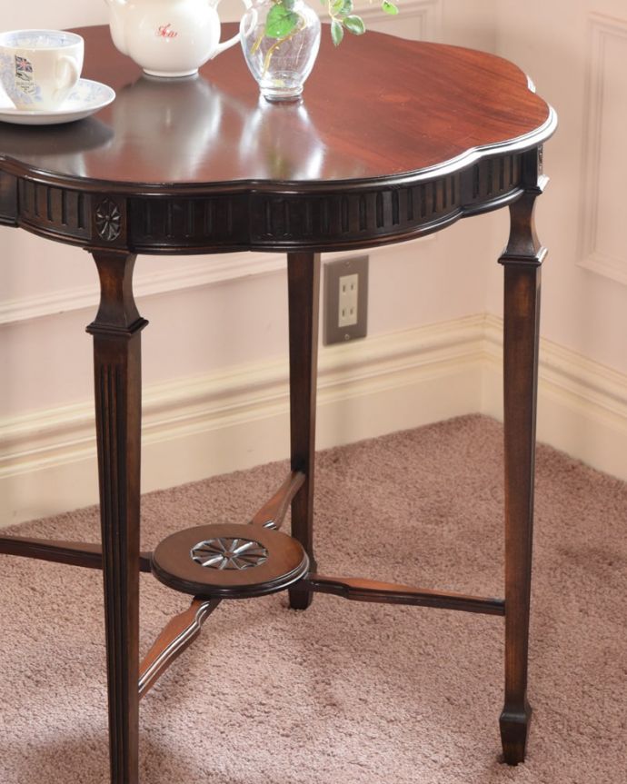 アンティークのテーブル　アンティーク家具　ティーテーブル　英国らしいデザインのうつくしさにうっとり･･･脚のデザインだけ見ても、アンティークらしさが感じられるんです。(q-2239-f)