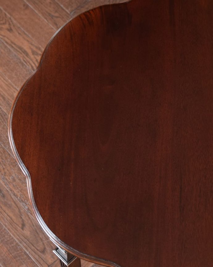 アンティークのテーブル　アンティーク家具　ティーテーブル　天板を近づいてみると…アンティークだから手に入れることが出来る天板に使われている銘木の美しさにうっとりです。(q-2239-f)