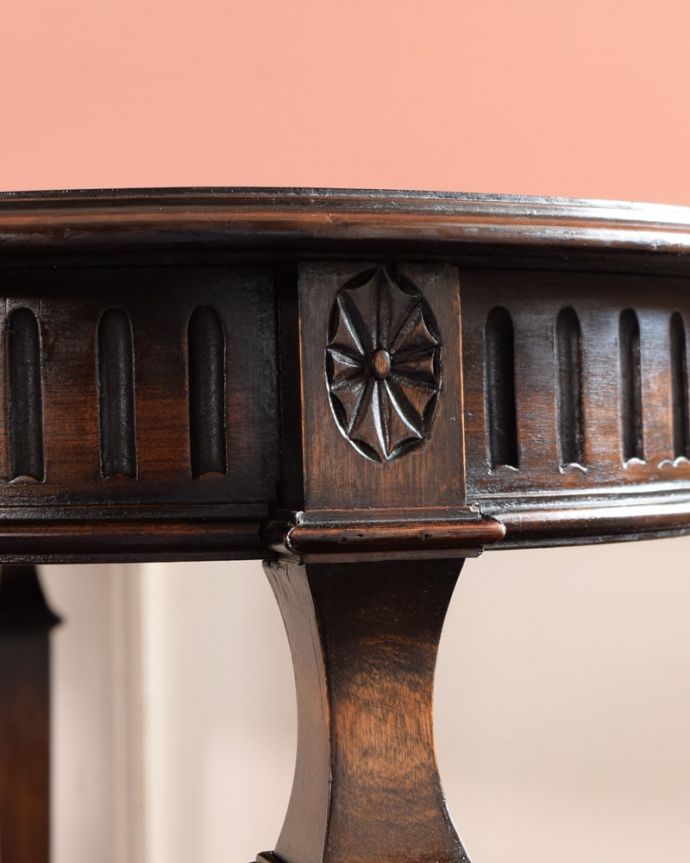アンティークのテーブル　アンティーク家具　ティーテーブル　うっとりする美しさアンティークだから手に入る美しい彫。(q-2239-f)