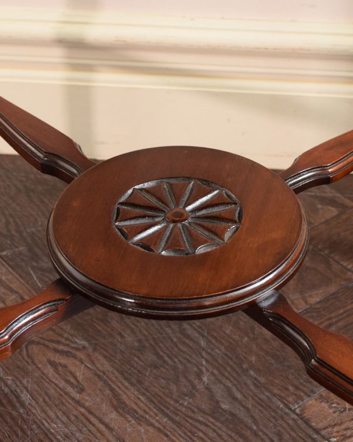 アンティークのテーブル　アンティーク家具　ティーテーブル　いろんな場所にこだわり彫のデザインもいろいろです。(q-2239-f)