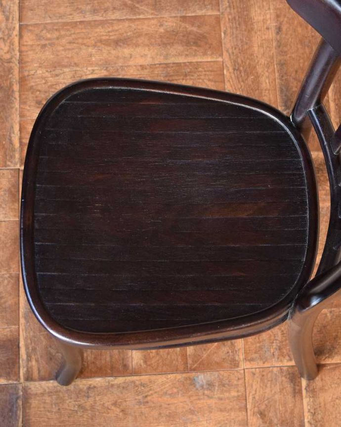 ベントウッドチェア　アンティーク チェア　背もたれの曲木が美しい英国輸入の椅子、アンティークのベントウッドチェア。座面にも個性があります背もたれだけじゃなく座面にも注目！丸くて可愛い座面がベントウッドの特長です。(q-224-c)