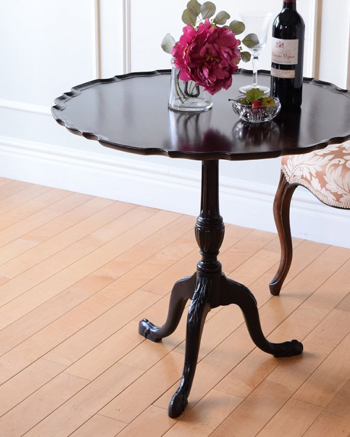 アンティークのテーブル　アンティーク家具　ティルトップテーブル　人気のトライポットタイプの1本脚先が3つに分かれた1本足のテーブルって、みんなから人気。(q-2241-f)