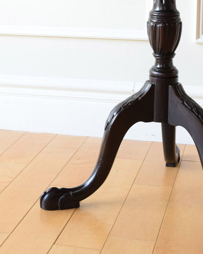 アンティークのテーブル　アンティーク家具　ティルトップテーブル　持ち上げなくても移動できます！Handleのアンティークは、脚の裏にフェルトキーパーをお付けしていますので、床を滑らせてれば女性1人でも移動が簡単です。(q-2241-f)