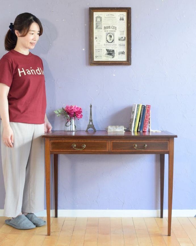 アンティークのコンソールテーブル、象嵌が美しい英国の家具
