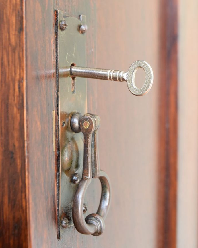 アンティークのキャビネット　アンティーク家具　ホールローブ　アンティークの鍵が付いていますおとぎ話に出てくるような可愛いアンティークの鍵が付いています。(q-2248-f)