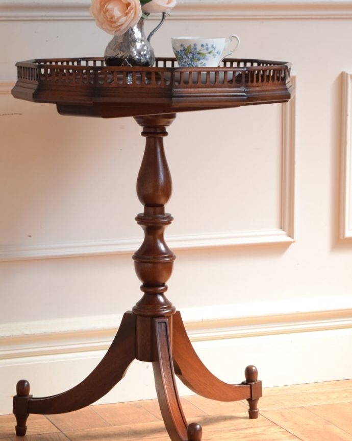 アンティークのテーブル　アンティーク家具　ワインテーブル　安定感のあるトライポッドの脚先が3つに分かれているデザインのトライボッド。(q-2250-f)